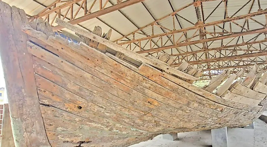 কুয়াকাটা সৈকতে ধ্বংসের পথে ঐতিহাসিক পালতোলা নৌকা